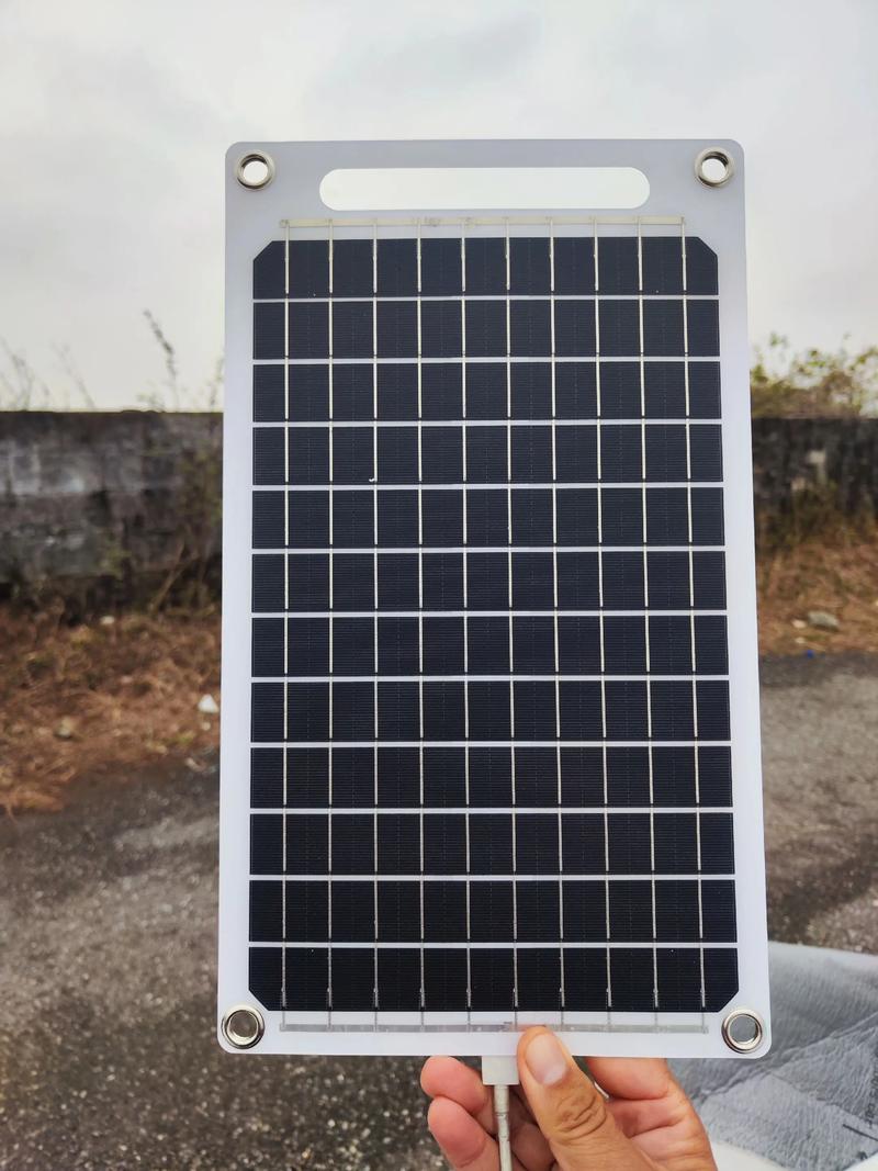 阴天下雨太阳能板14块100瓦白天能充几度电吗 阴天下雨太阳能板14块100瓦白天能充几度电吗